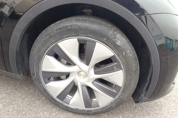 Used Tesla Model Y 2021 Standard Range Rear-Wheel Drive Version Right Front Wheel Hub