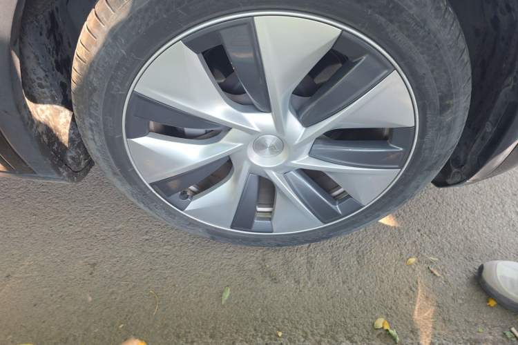 Used Tesla Model Y 2021 Long-Range All-Wheel-Drive Version Right Front Wheel Hub