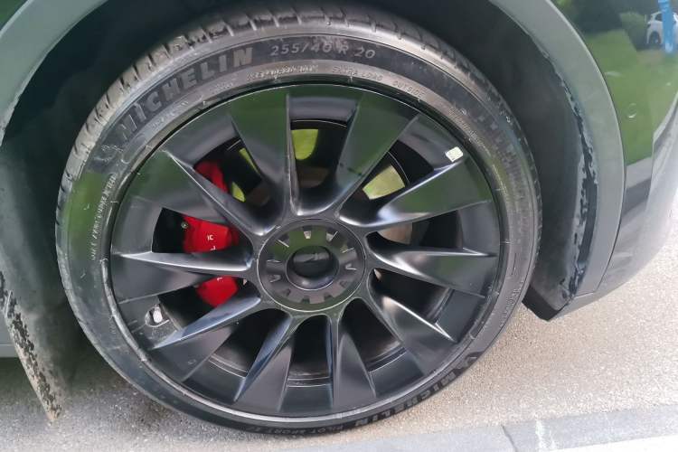 Used Tesla Model Y 2021 Long-Range All-Wheel-Drive Version 3D7 Right Front Wheel Hub
