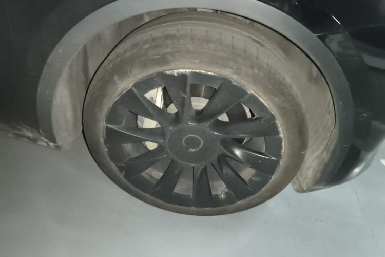 Used Tesla Model Y 2021 Standard Range Rear-Wheel Drive Version Right Front Wheel Hub