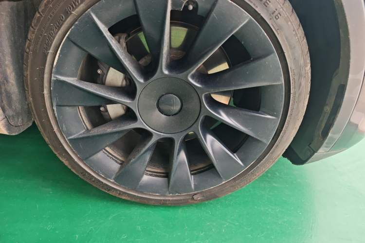 Used Tesla Model Y 2021 Standard Range Rear-Wheel Drive Version Right Front Wheel Hub