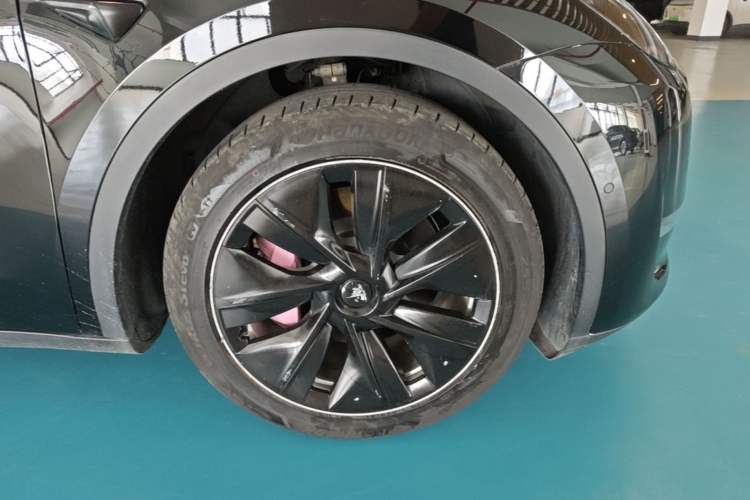 Used Tesla Model Y 2021 Standard Range Rear-Wheel Drive Version Right Front Wheel Hub