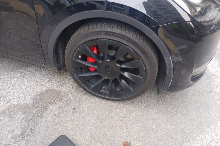 Used Tesla Model Y 2021 Standard Range Rear-Wheel Drive Version Right Front Wheel Hub