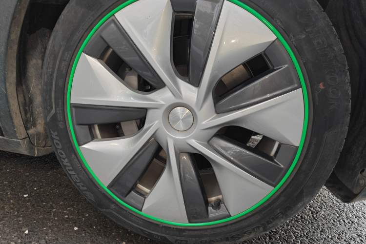 Used Tesla Model Y 2021 Standard Range Rear-Wheel Drive Version Right Front Wheel Hub