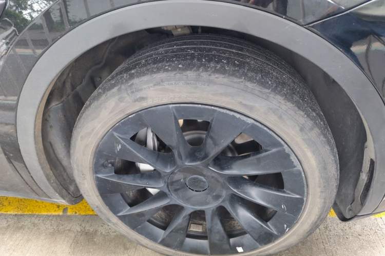 Used Tesla Model Y 2021 Revised Version 2 Long-Range All-Wheel-Drive Edition Right Front Wheel Hub