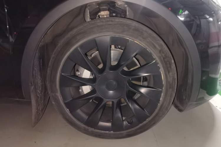Used Tesla Model Y 2021 Standard Range Rear-Wheel Drive Version Right Front Wheel Hub