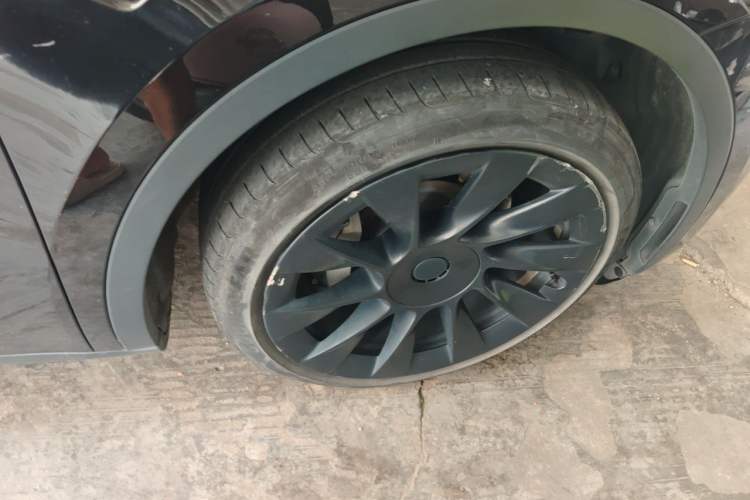 Used Tesla Model Y 2021 Long-Range All-Wheel-Drive Version 3D7 Right Front Wheel Hub