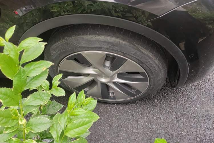 Used Tesla Model Y 2021 Long-Range All-Wheel-Drive Version Right Front Wheel Hub