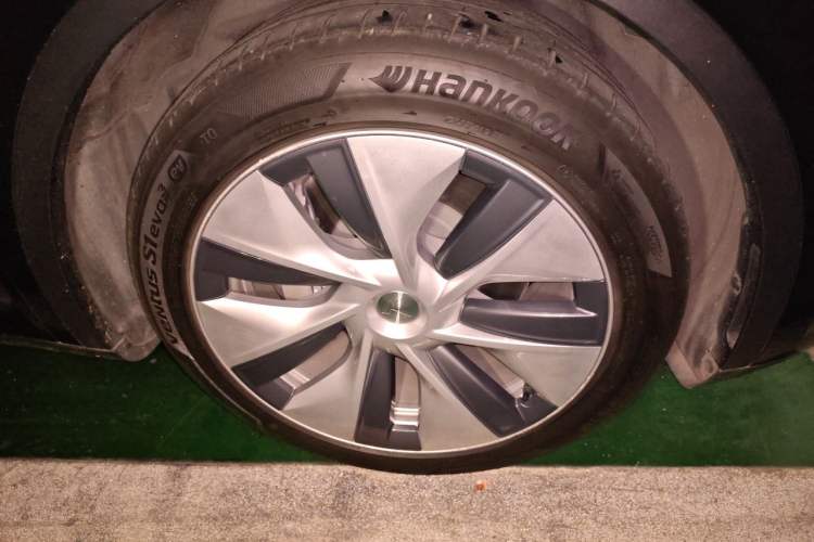 Used Tesla Model Y 2021 Standard Range Rear-Wheel Drive Version Right Front Wheel Hub