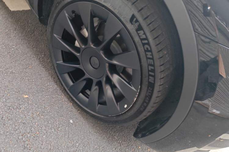 Used Tesla Model Y 2021 Long-Range All-Wheel-Drive Version 3D7 Right Front Wheel Hub