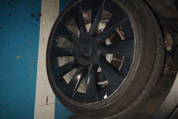 Used Tesla Model Y 2021 Long-Range All-Wheel-Drive Version Right Front Wheel Hub