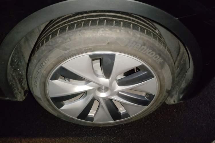 Used Tesla Model Y 2021 Standard Range Rear-Wheel Drive Version Right Front Wheel Hub