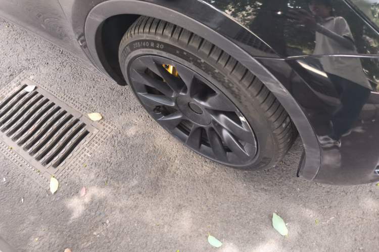 Used Tesla Model Y 2021 Standard Range Rear-Wheel Drive Version Right Front Wheel Hub