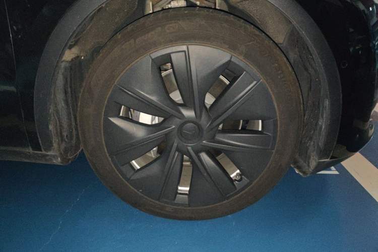 Used Tesla Model Y 2021 Standard Range Rear-Wheel Drive Version Right Front Wheel Hub