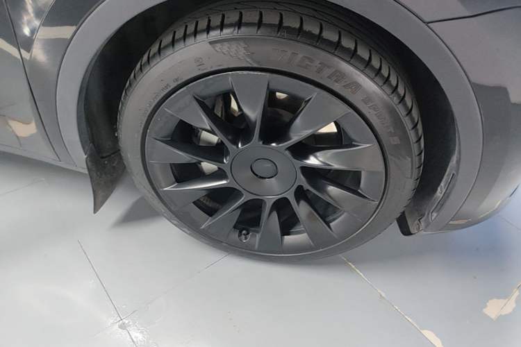 Used Tesla Model Y 2021 Long-Range All-Wheel-Drive Version 3D7 Right Front Wheel Hub