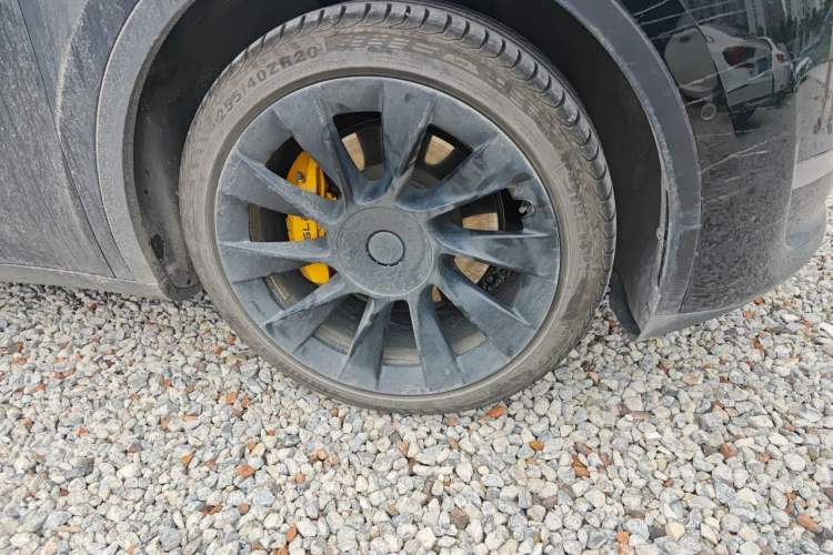 Used Tesla Model Y 2021 Standard Range Rear-Wheel Drive Version Right Front Wheel Hub