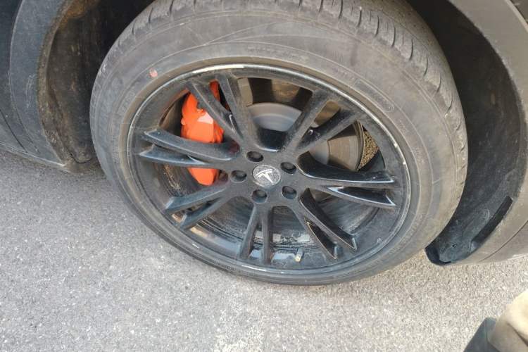 Used Tesla Model Y 2021 Standard Range Rear-Wheel Drive Version Right Front Wheel Hub
