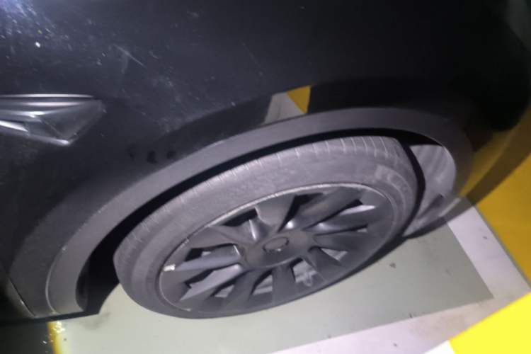 Used Tesla Model Y 2021 Standard Range Rear-Wheel Drive Version Right Front Wheel Hub