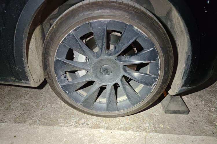 Used Tesla Model Y 2021 Standard Range Rear-Wheel Drive Version Right Front Wheel Hub