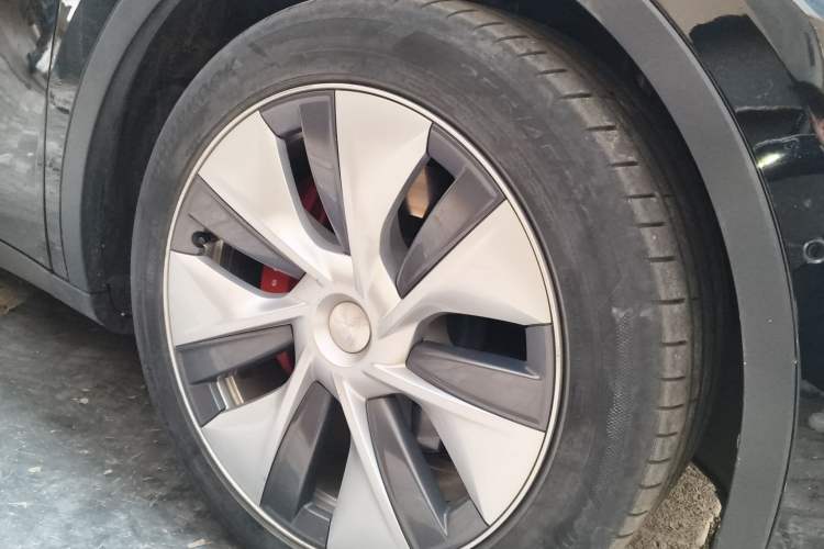 Used Tesla Model Y 2021 Standard Range Rear-Wheel Drive Version Right Front Wheel Hub