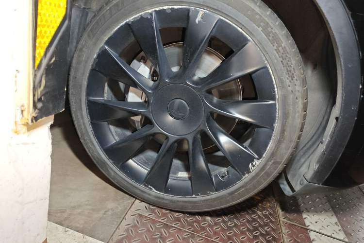 Used Tesla Model Y 2021 Long-Range All-Wheel-Drive Version Right Front Wheel Hub