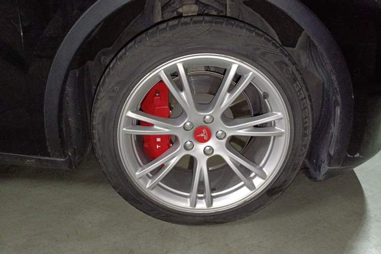 Used Tesla Model Y 2021 Standard Range Rear-Wheel Drive Version Right Front Wheel Hub