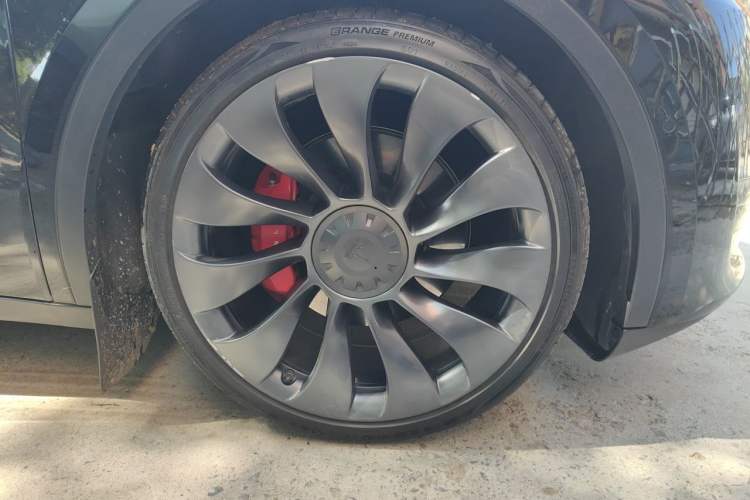 Used Tesla Model Y 2021 Performance High-Performance All-Wheel-Drive Version Right Front Wheel Hub