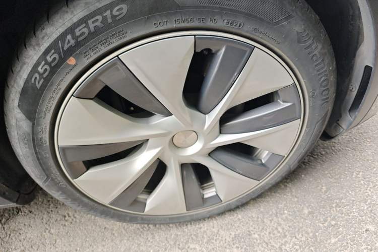 Used Tesla Model Y 2021 Standard Range Rear-Wheel Drive Version Right Front Wheel Hub