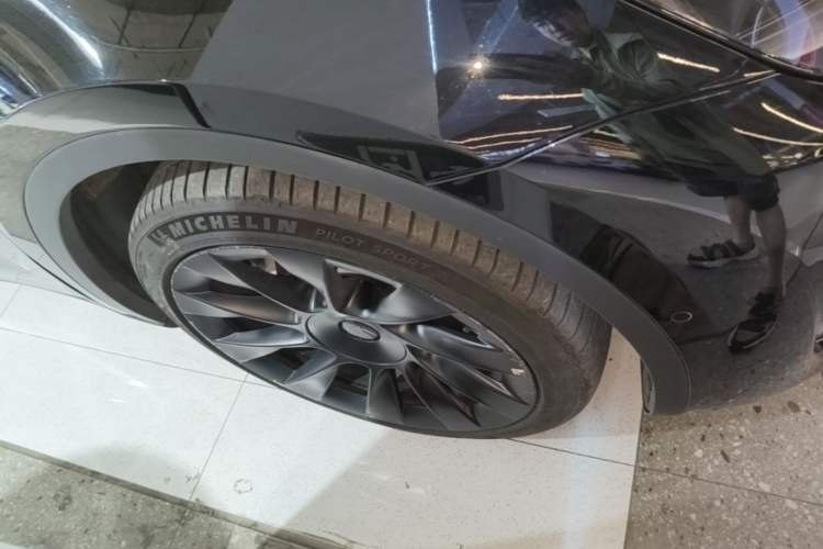 Used Tesla Model Y 2021 Long-Range All-Wheel-Drive Version Right Front Wheel Hub