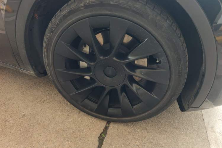 Used Tesla Model Y 2021 Standard Range Rear-Wheel Drive Version Right Front Wheel Hub