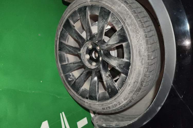 Used Tesla Model Y 2021 Standard Range Rear-Wheel Drive Version Right Front Wheel Hub