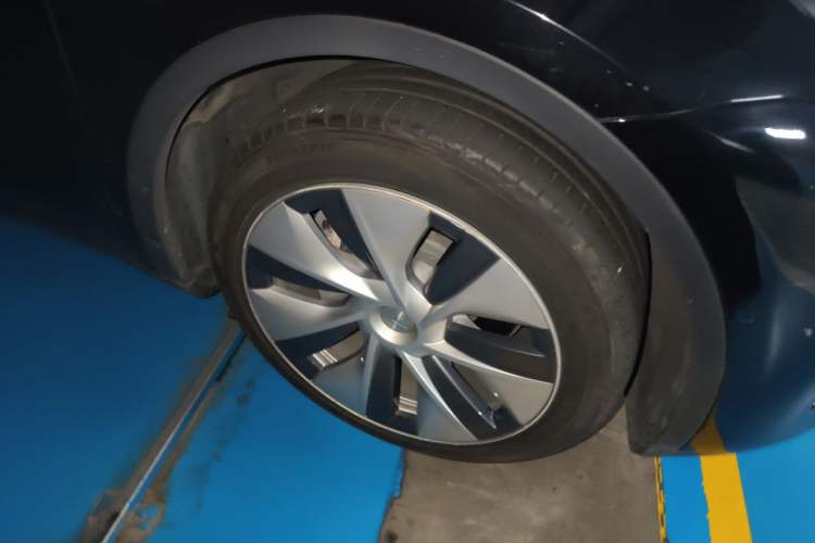 Used Tesla Model Y 2021 Standard Range Rear-Wheel Drive Version Right Front Wheel Hub