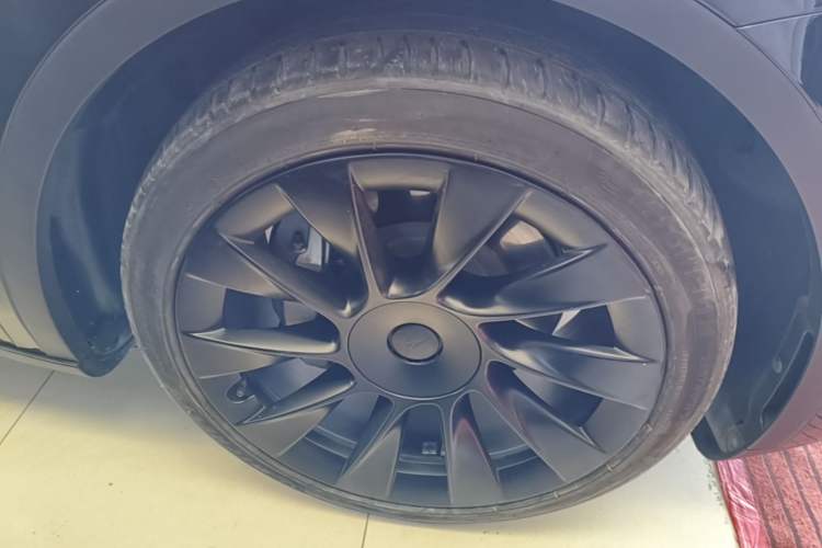 Used Tesla Model Y 2021 Standard Range Rear-Wheel Drive Version Right Front Wheel Hub