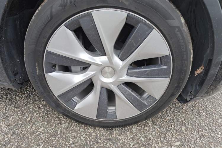 Used Tesla Model Y 2021 Long-Range All-Wheel-Drive Version Right Front Wheel Hub