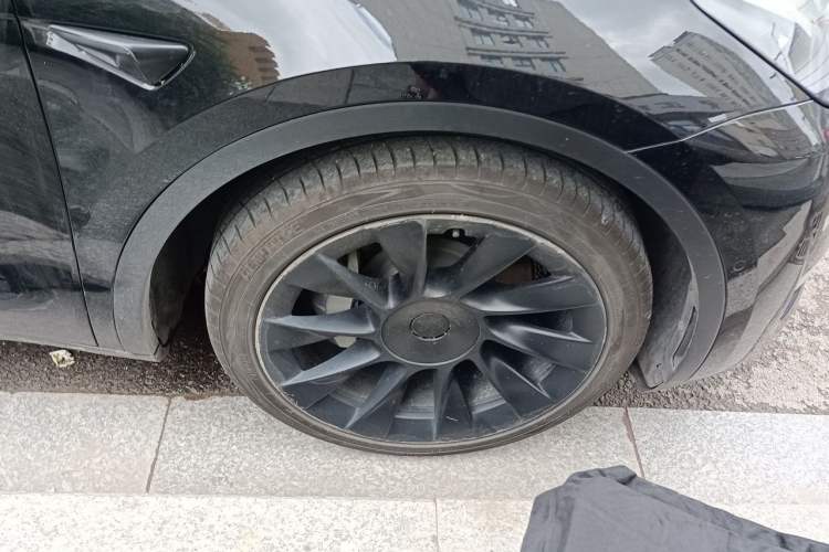 Used Tesla Model Y 2021 Standard Range Rear-Wheel Drive Version Right Front Wheel Hub