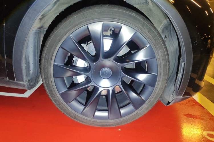 Used Tesla Model Y 2021 Standard Range Rear-Wheel Drive Version Right Front Wheel Hub