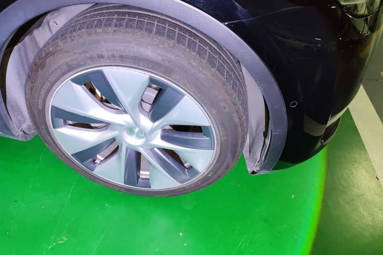 Used Tesla Model Y 2021 Standard Range Rear-Wheel Drive Version Right Front Wheel Hub