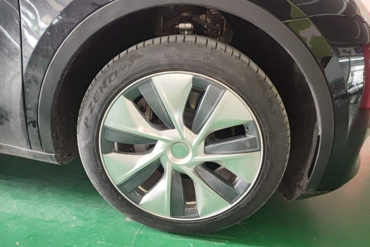 Used Tesla Model Y 2021 Revised Version 2 Long-Range All-Wheel-Drive Edition Right Front Wheel Hub