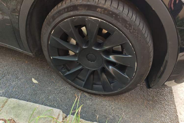 Used Tesla Model Y 2021 Standard Range Rear-Wheel Drive Version Right Front Wheel Hub