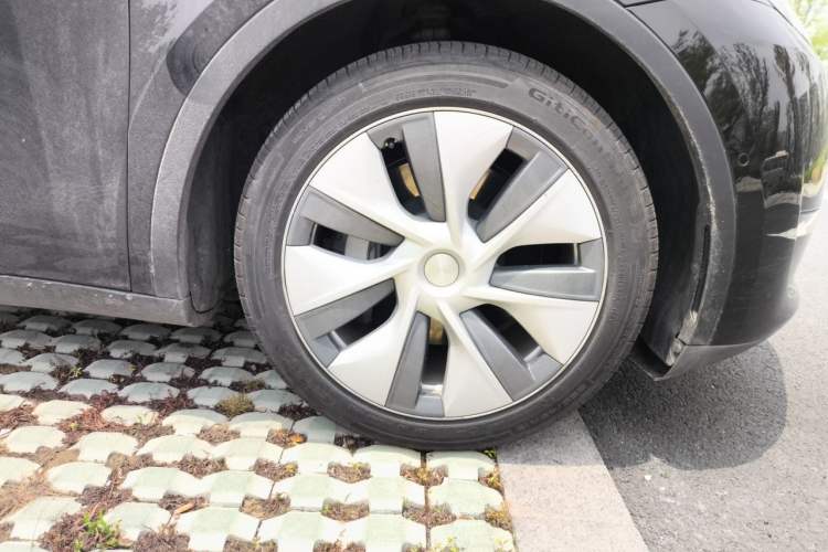 Used Tesla Model Y 2021 Standard Range Rear-Wheel Drive Version Right Front Wheel Hub