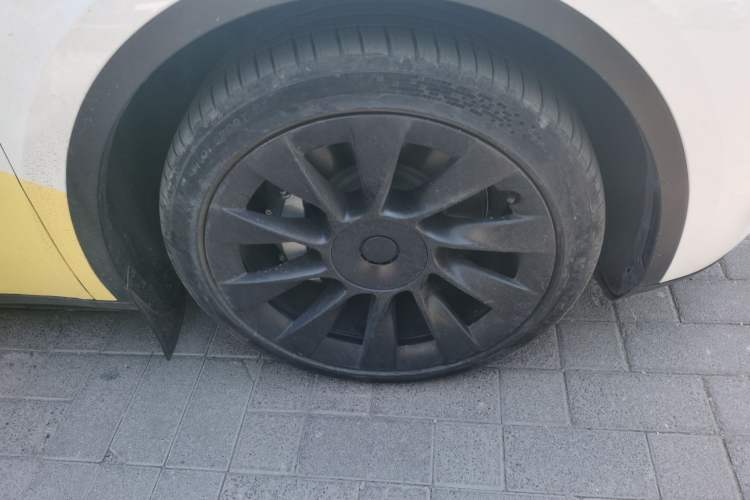 Used Tesla Model Y 2021 Revised Version 2 Long-Range All-Wheel-Drive Edition Right Front Wheel Hub