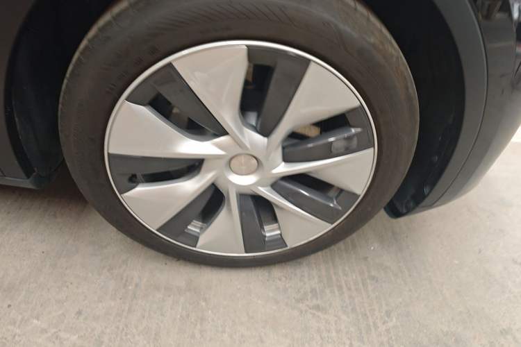 Used Tesla Model Y 2021 Standard Range Rear-Wheel Drive Version Right Front Wheel Hub