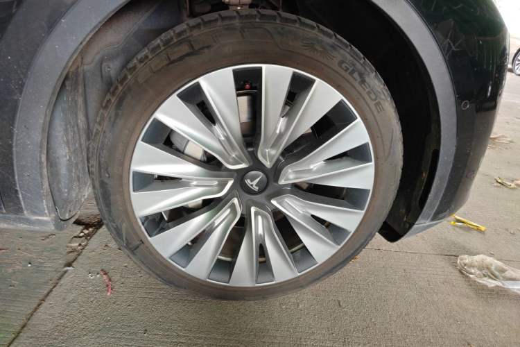 Used Tesla Model Y 2021 Standard Range Rear-Wheel Drive Version Right Front Wheel Hub