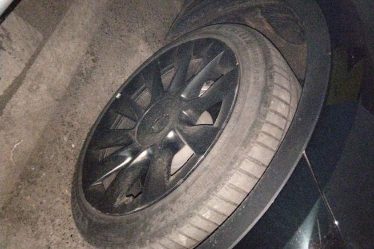 Used Tesla Model Y 2021 Standard Range Rear-Wheel Drive Version Right Front Wheel Hub