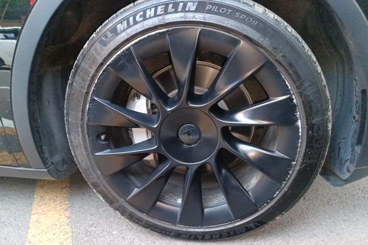 Used Tesla Model Y 2021 Long-Range All-Wheel-Drive Version 3D7 Right Front Wheel Hub