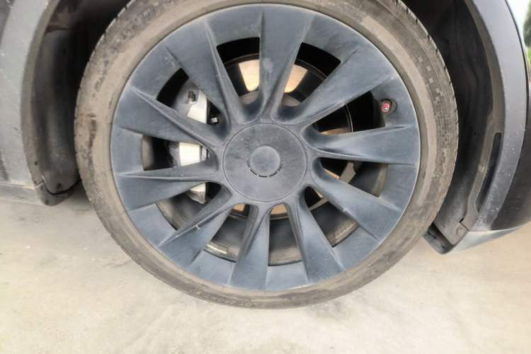 Used Tesla Model Y 2021 Long-Range All-Wheel-Drive Version Right Front Wheel Hub