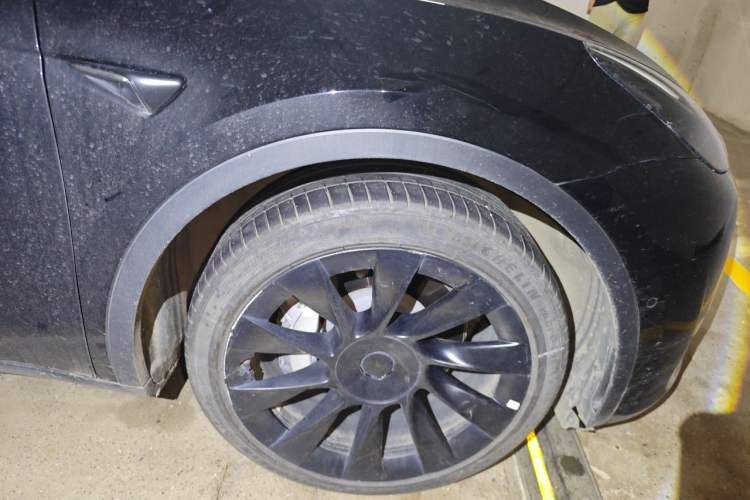 Used Tesla Model Y 2021 Long-Range All-Wheel-Drive Version Right Front Wheel Hub
