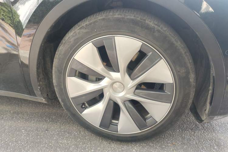 Used Tesla Model Y 2021 Standard Range Rear-Wheel Drive Version Right Front Wheel Hub