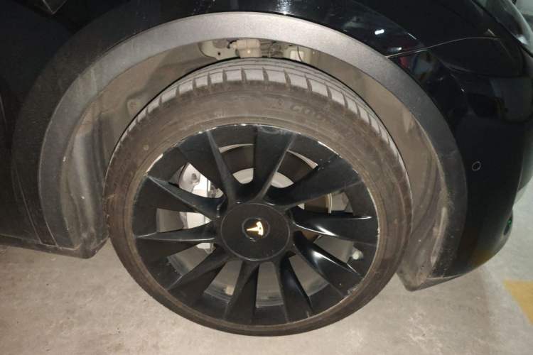 Used Tesla Model Y 2021 Standard Range Rear-Wheel Drive Version Right Front Wheel Hub