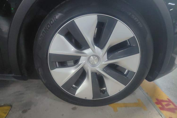 Used Tesla Model Y 2021 Long-Range All-Wheel-Drive Version Right Front Wheel Hub